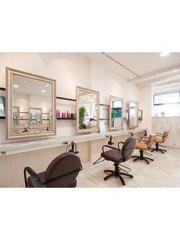 落ち着いた雰囲気の店内でリラックス♪洗練された空間で髪も心も癒される特別なサロンタイムを。