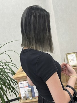 スイ(sui) バレイヤージュ　グレー暗め　ブリーチ春日井