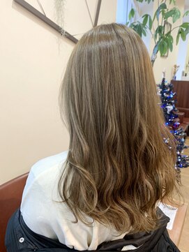 アメイジングヘアー 千歳店(AMAZING HAIR) 【AMAZING HAIR千歳店/横山】ハイライト オリーブグレージュ