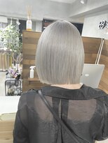 ミオ バイ レニア(mio by ReniA)&nbsp;ホワイトブリーチ2回×シルバーホワイト　切りっぱなし