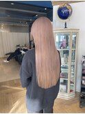 白っぽベージュカラーのロングヘアスタイル