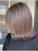 グレージュ切りっぱなしボブ前髪ありミニボブミルクティベージュ