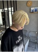 金髪リバースセンターパート刈り上げマッシュ