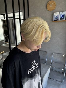 ムード カナザワ(mood kanazawa) 金髪リバースセンターパート刈り上げマッシュ