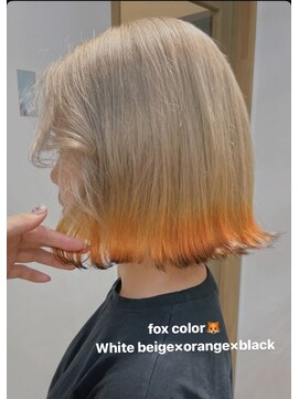 ウィットサークル(wit circle) ホワイトベージュ×オレンジ×ブラックのFOXデザインカラー
