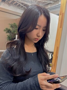 カミエ(kamie) ロングヘアを活かしたダークブラウン × 上質な艶感