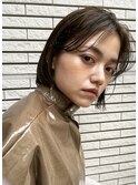 センターパートにタイトボブで都会のこなれレディ