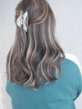 マリアナ(Mariana) ハイライトショートヘアレイヤーカットダブルカラー