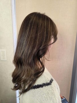 ハイライトでロングに動きと立体感【薬師神】