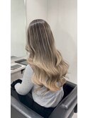イメチェンホワイトブロンド美髪ミディアムヘアレイヤーカット