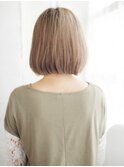 ハイトーングレージュのナチュラルボブスタイル