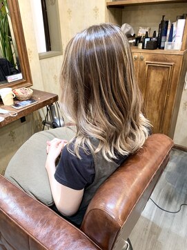 ジョージ(Jo-Ji) ブロンドハイライト ゆるふわウェーブ