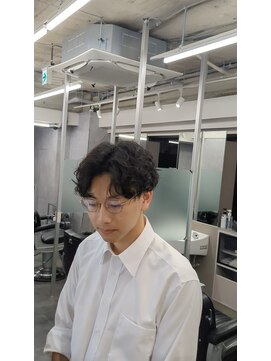 クロムトウキョウ ザ バーバー ネオン 新宿店(CHROM TOKYO the Barber ne/on) 波巻きパーマ×センターパート