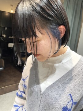 ディッセンバー 神宮前(December) インナーカラーミニボブ切りっぱなしボブ外ハネワイドバング