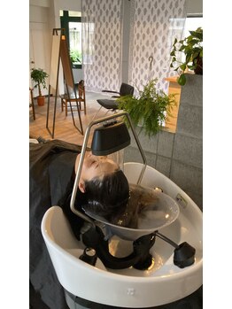 veganヘッドスパ。YUMEシャンでリラックスしたまま、頭の温泉の様な"頭浸浴"で頭も心もスッキリします。