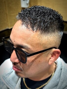 ヒロギンザバーバーショップ 大宮店(HIRO GINZA BARBER SHOP) シルバーメッシュ スキンフェード 濡れパン 白髪ぼかし 大宮