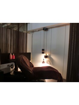 年齢による髪と頭皮の悩みに寄り添う本格ヘッドスパ。髪質改善と合わせて、根本から美しさを引き出します。