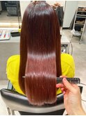 「グロッシーストレートとカラーで叶えるツヤ髪スタイル」