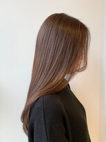 カミエ(kamie) ベージュロングは大人っぽさを引き出す上質な髪色