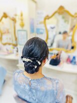 美容室 ティンカーベル シニヨンヘア