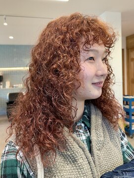 ナループロア ハチ(Nalu pu loa hachi) くせ毛/くせ毛を活かす/レッドブラウン/スパイラルパーマ