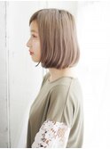 ハイトーングレージュのナチュラルボブスタイル