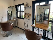 白を基調とした開放感のある店内