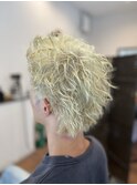 金髪スパイキーショート