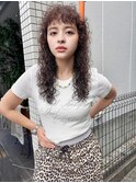 グランジカーリーヘア　海外ガール　スパイラルパーマ　くせ毛