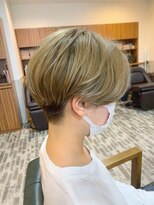 リビング(LiVing)&nbsp;ハイトーンショート、刈り上げ女性