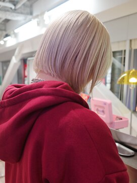 ハイトーンボブ 抜きっぱなしブロンド ぷつっとボブ ヘイリー