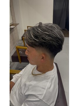 ヘアデザイン ゴドバン(Hair Design Gdobant) スキンフェードシルバーメッシュ