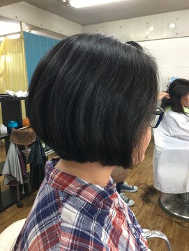 美容室エルカミノ 前下がりショートボブ