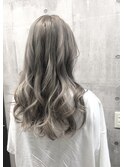 大人の色気溢れるシルバーベージュ