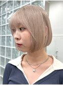 ハイトーン切りっぱなしショートボブミルクティーピンクベージュ