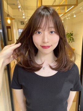 クシェル(kuschel) ミディアムレイヤーカットxブリーチなし暗めカラーベージュx前髪