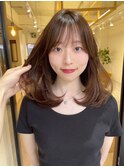 ミディアムレイヤーカットxブリーチなし暗めカラーベージュx前髪