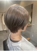 大人ショートで首元すっきり、柔らかな立体感に