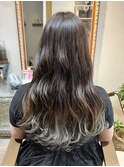 大人可愛いクセ毛風パーマ裾カラーホワイトブロンド20代30代