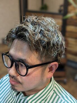 アイル(I'LL) 黒縁メガネに似合う大人パーマ