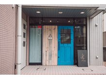 ロジーフォーヘアー(LOZY for hair)の雰囲気（水色のドアでお出迎え。）