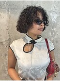 生まれ持ったカーリーヘアを生かしたボブスタイル