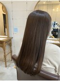 ロングヘア × ツヤ感グレージュカラー。