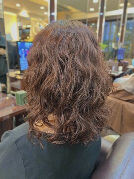 キャラ 池袋本店(CHARA) 個性ある無造作ウェーブスタイルでうねりなどもクシュっと馴染む