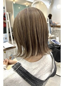 ロミー 本厚木(ROMMY.) ハイライト/シアーベージュ/切りっぱなし/外ハネボブ/簡単セット