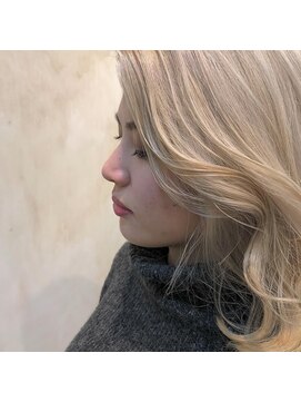 イゾラ(ISOLA) 韓国人風ブロンド