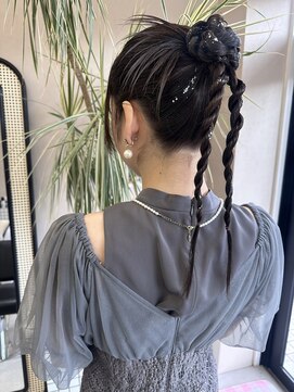 プリュム(plumu.) カチモリヘア／タイトヘア／ねじりアレンジ／お呼ばれヘア