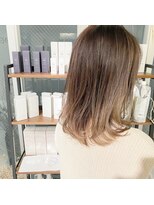 デフィー(DEFY) ハイライトたっぷりミディアムスタイル