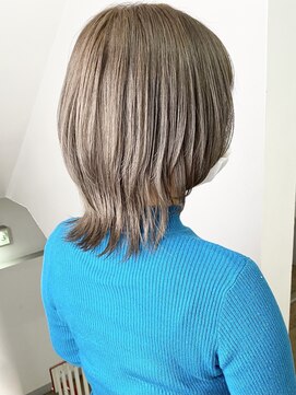 リルア 博多(LIRUA) ベージュ系ウルフカット