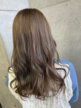 ニーゼロゼロナナ(2007) グレージュカラー